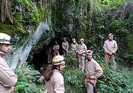 Laminetako koban, espeologia eginez