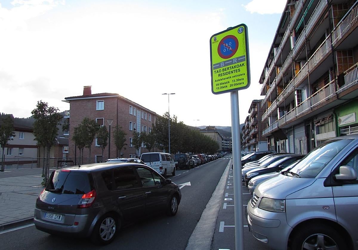 Señalización vertical de zona OTA recién instalada a la entrada de la calle Udalpe desde Erguin.
