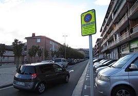 Señalización vertical de zona OTA recién instalada a la entrada de la calle Udalpe desde Erguin.