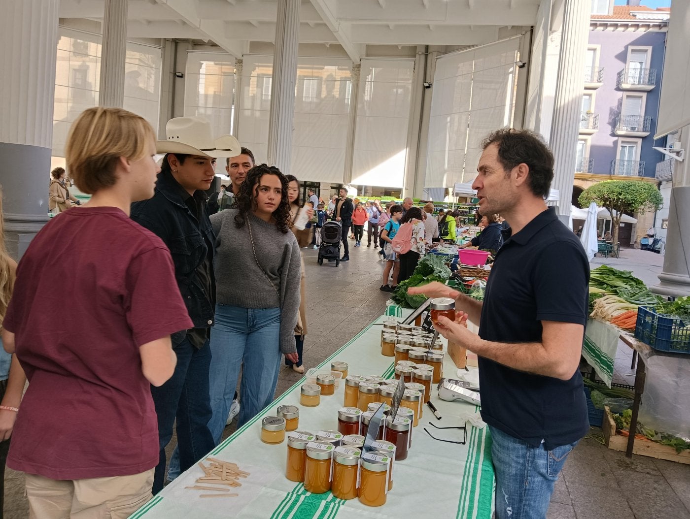 Jon Etxeberria Gozatu eztia aurkezten.