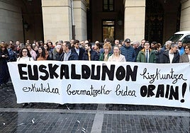 Concentración en la Diputación en defensa de los derechos lingüísticos.