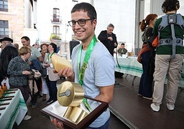 Julen Arburua, con el trofeo de Campeón de Campeones en Ordizia.