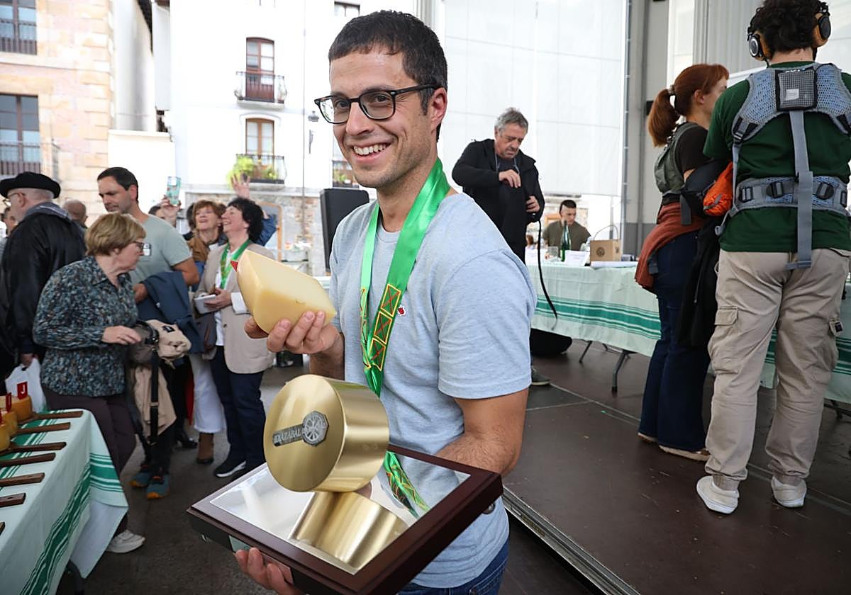 Julen Arburua, con el trofeo de Campeón de Campeones en Ordizia.