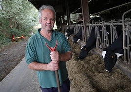 Iñaki Goenaga, presidente de ENBA, posa frente a su explotación ganadera con 140 vacas ubicada en Urnieta.