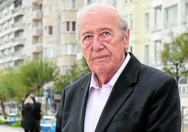 José Enrique de Ayala, en el Paseo de la Concha donostiarra.