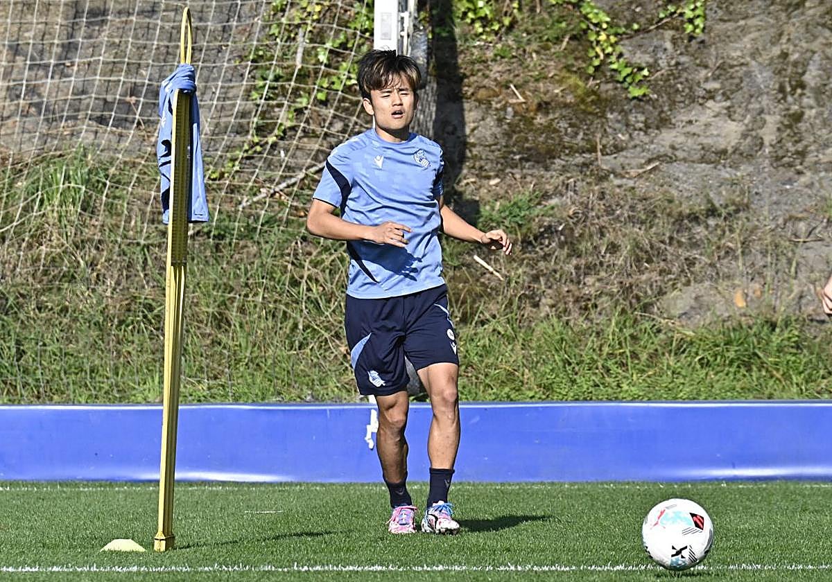 Take Kubo se dispone a controlar un balón durante una sesión de entrenamiento