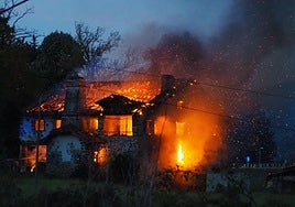 Las llamas destruyeron completamente el edificio.