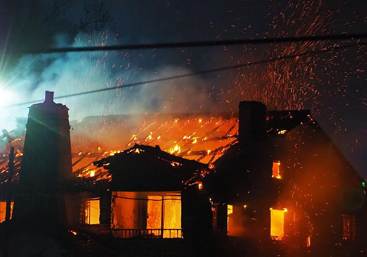 Imagen principal - Un incendio devora un caserío en Zumaia