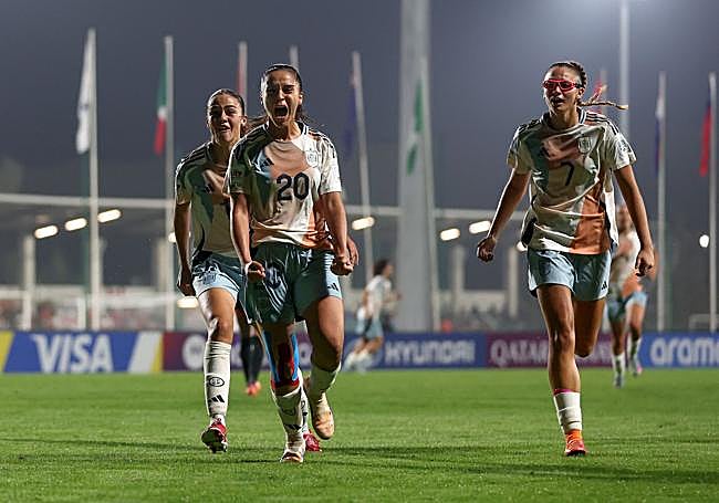 Chacón celebra uno de sus dos goles ante Colombia en su debut en el Mundial Sub-17.