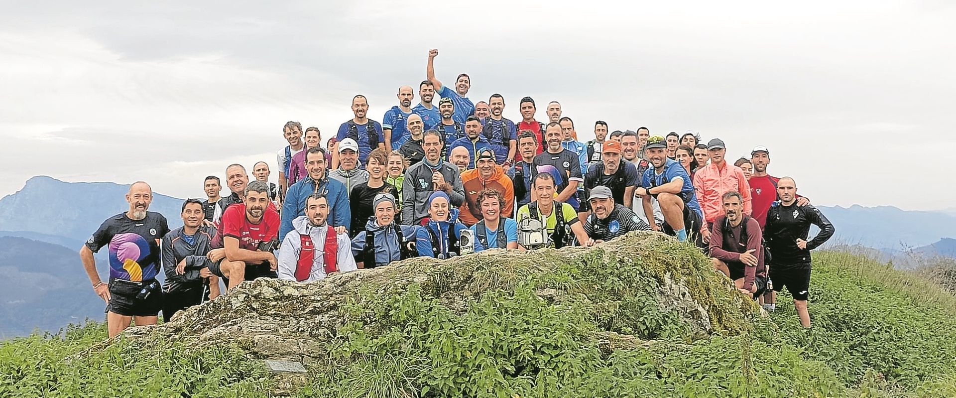 Los más de 50 participantes se fotografiaron en lo alto de Urko.