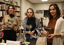 Las tres escritoras, con los Euskadi de Plata.