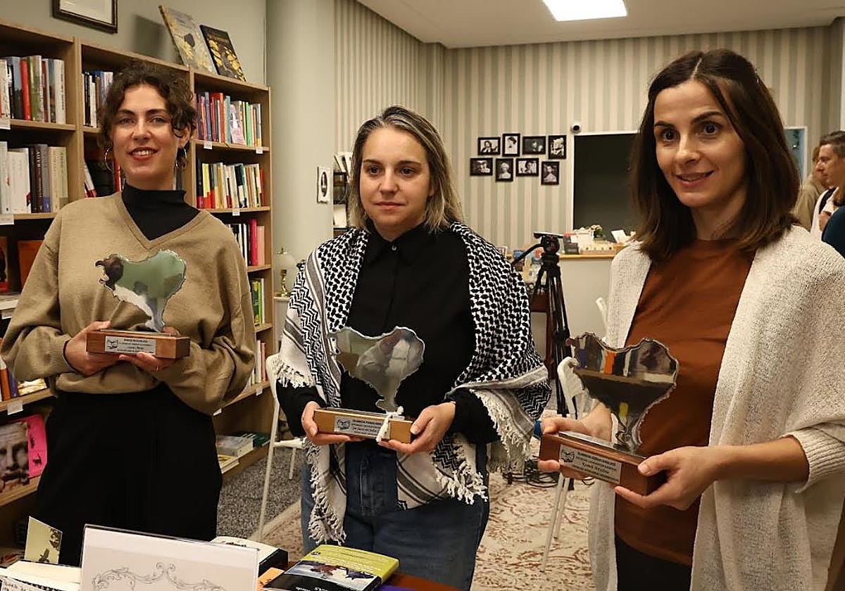 Las tres escritoras, con los Euskadi de Plata.