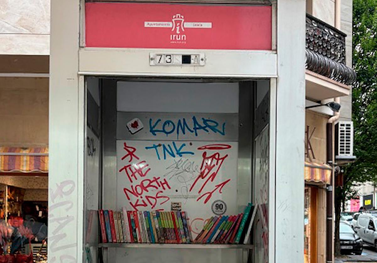 Irun: Una cabina de teléfono convertida en biblioteca. «Zorionak»