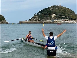 Una participante toma la salida en una edición anterior en La Concha.