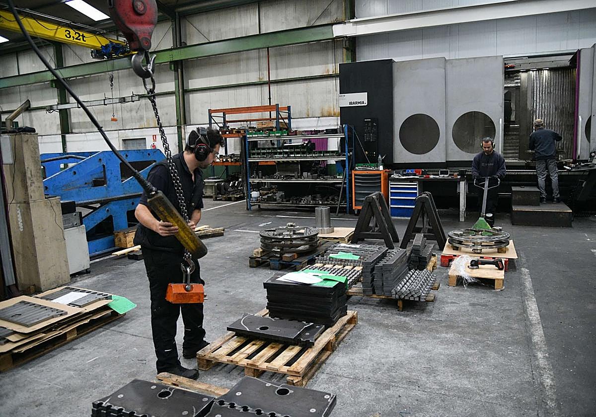 Trabajadores del sector del Metal de una empresa guipuzcoana, un ámbito donde las EPSV tienen una gran implantación.