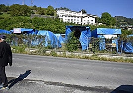 Las carrozas del año pasado ocupan provisionalmente un solar del barrio de Bentaundi