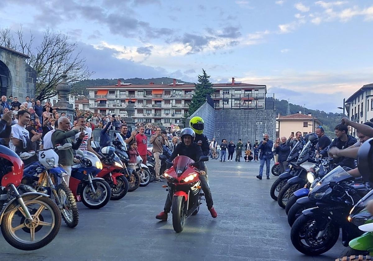 Espectacular recibimiento motero a Beñat Fernández.