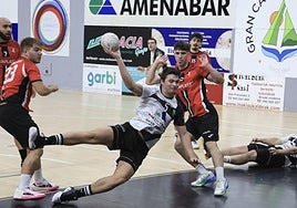 Oihan Etxeberria en un lanzamiento a puerta ante el Ereintza Aguaplast. El sábado marcó siete tantos.