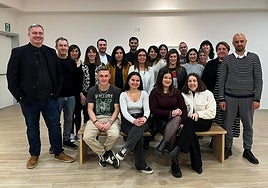 Jóvenes, profesionales y representantes de las entidades implicadas en el proyecto Zurrunbiloa durante la presentación que se llevó a cabo el 25 de febrero en la sala Ernest Lluch de Donostia.