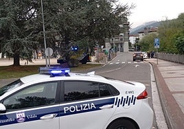 Intervención de la policía local de Arrasate con motivo de un atropello el pasado mes de agosto.