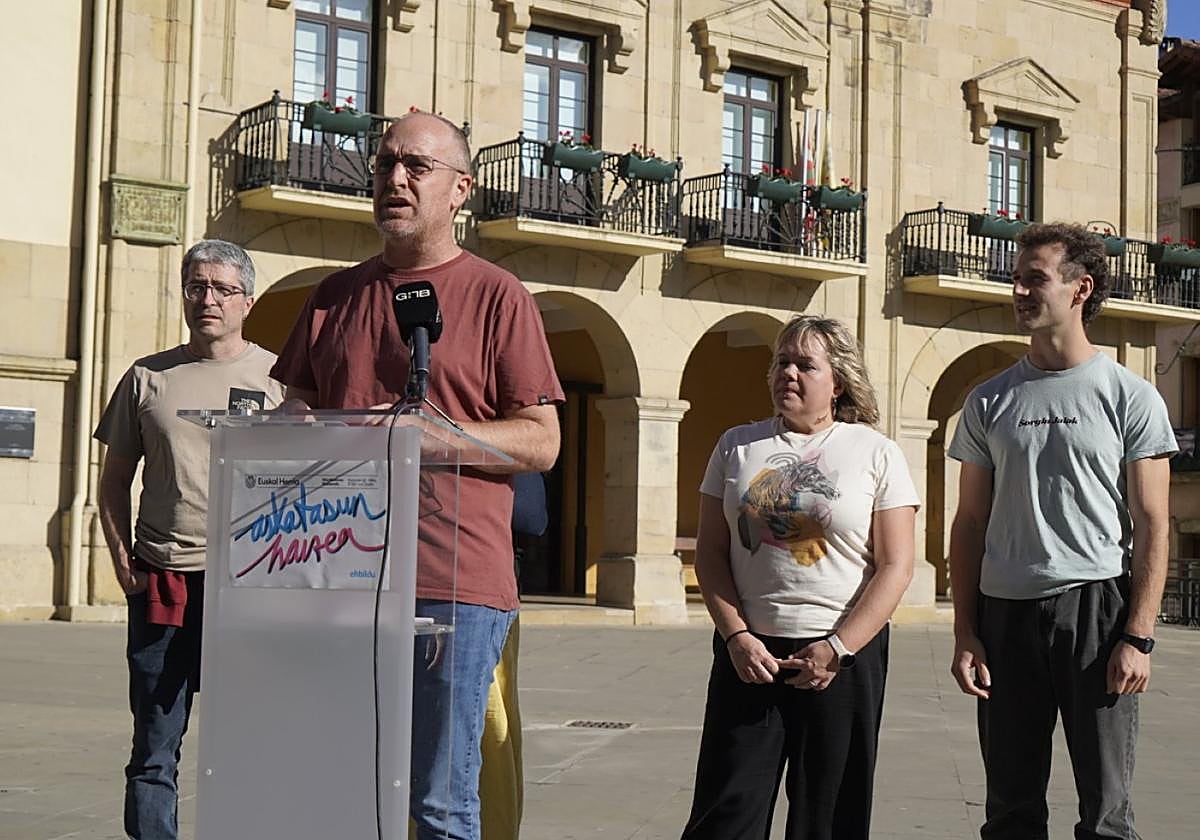 Miembros de EH Bildu, con Hasier Agirre en el atril, durante la valoración del ecuador de la legislatura.
