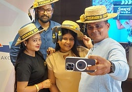 Dolly, Ashin, Nagma y Rajni con los sombreros de batelera que recibieron
