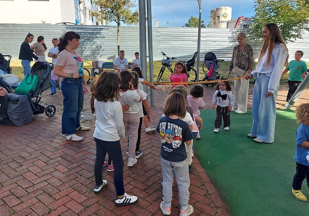 Hezten enpresako monitorrek hainbat jolas proposatzen dituzte Parketarrak ekimenaren barruan.