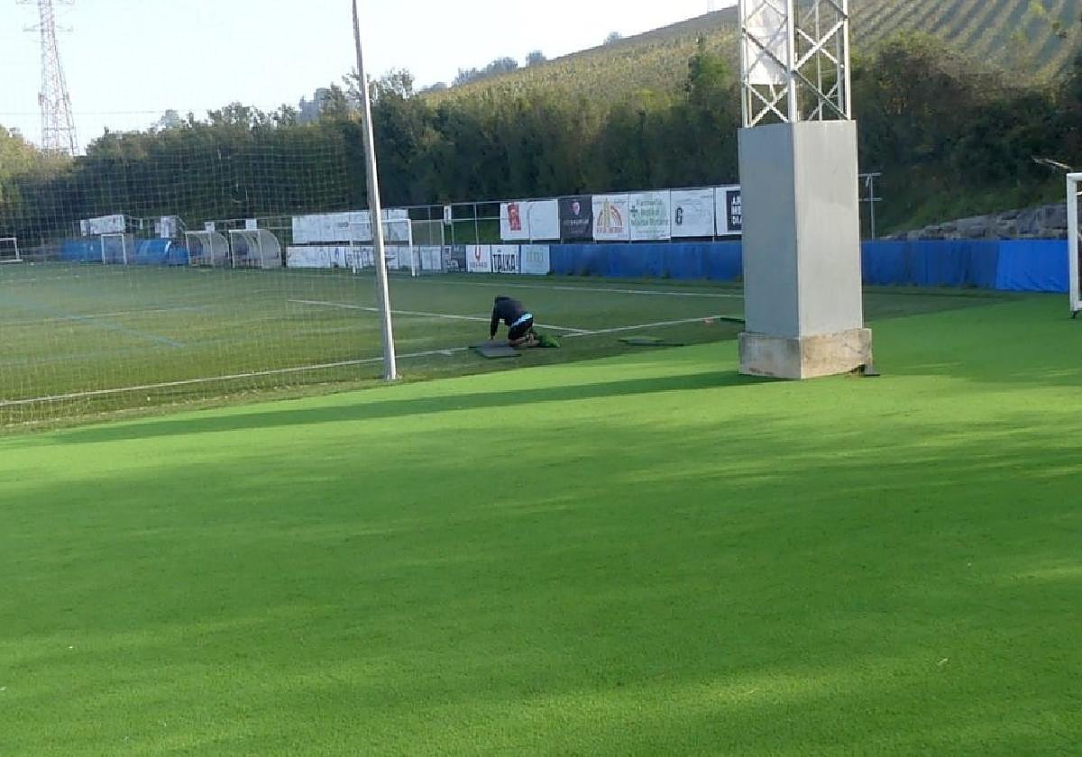 Entrenamendurako belar artifizialeko gune berria erabilgarri dago.