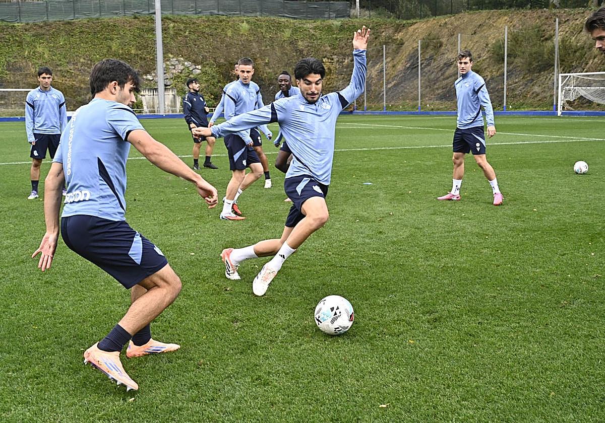 Carlos Soler trata de robar un balón durante un rondo en el entrenamiento de ayer en Zubieta