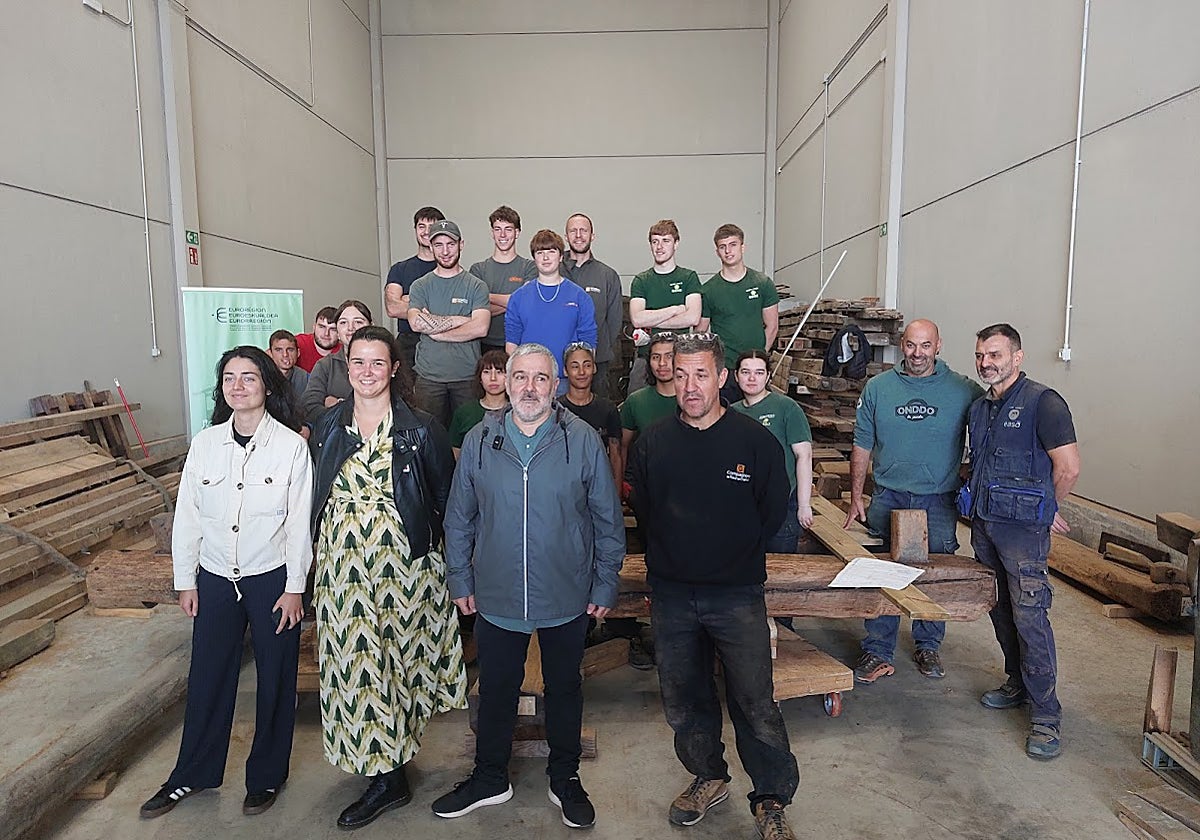 Autoridades, alumnos y profesores junto al lagar a restaurar.