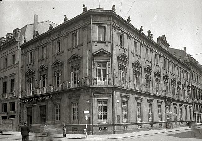 En el edificio que hacía esquina entre las calles Garibai y Andia se ubicaría en 1874 la primera Biblioteca Pública Municipal donostiarra.