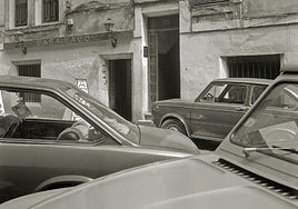 Coches aparcados en la plazuela de Don Álvaro del Valle Lertsundi.