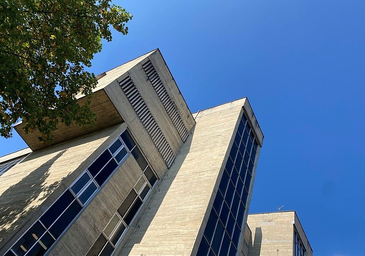 Imagen principal - Recorte del cuerpo principal. Hormigón, vidrio y 'brise soleil'.