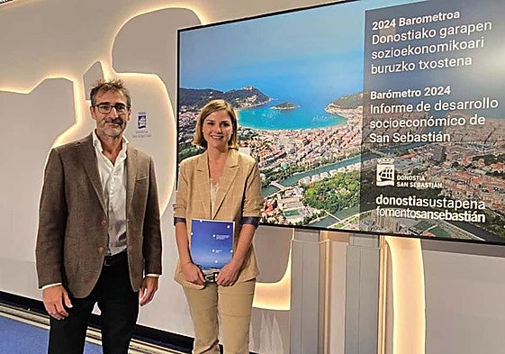 Iñigo Olaizola, director de la Sociedad de Fomento, y la concejala Ane Oyarbide, este jueves en el Ayuntamiento.