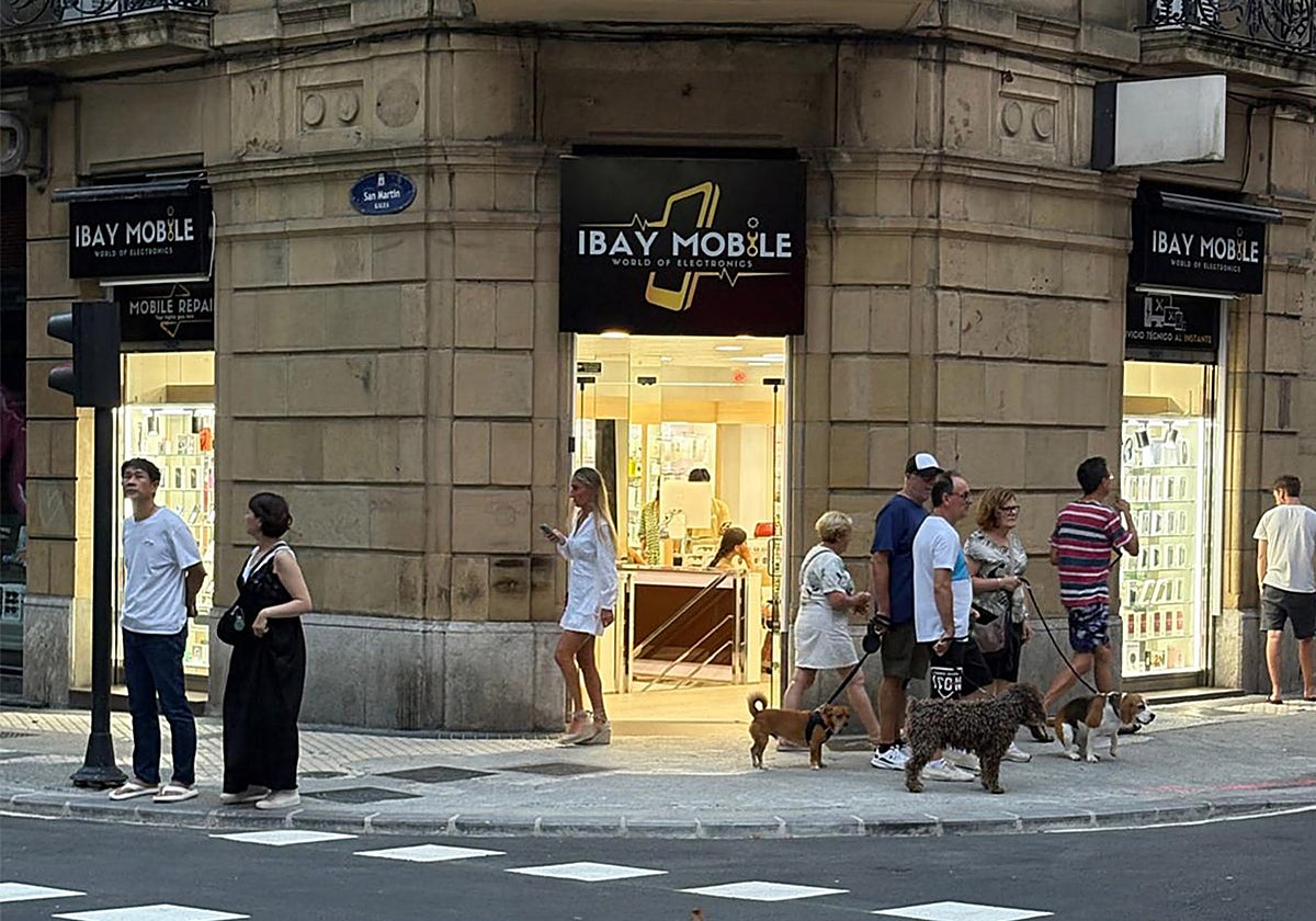 El nuevo espacio de Ibay Mobile se ubica en el número 27 de la calle Easo donostiarra, esquina con la calle San Martín.