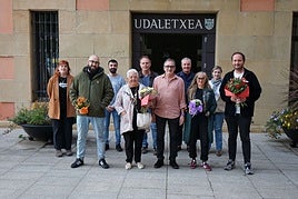 Los nuevos concejales y los salientes junto con el alcalde y el resto de ediles de EH Bildu.