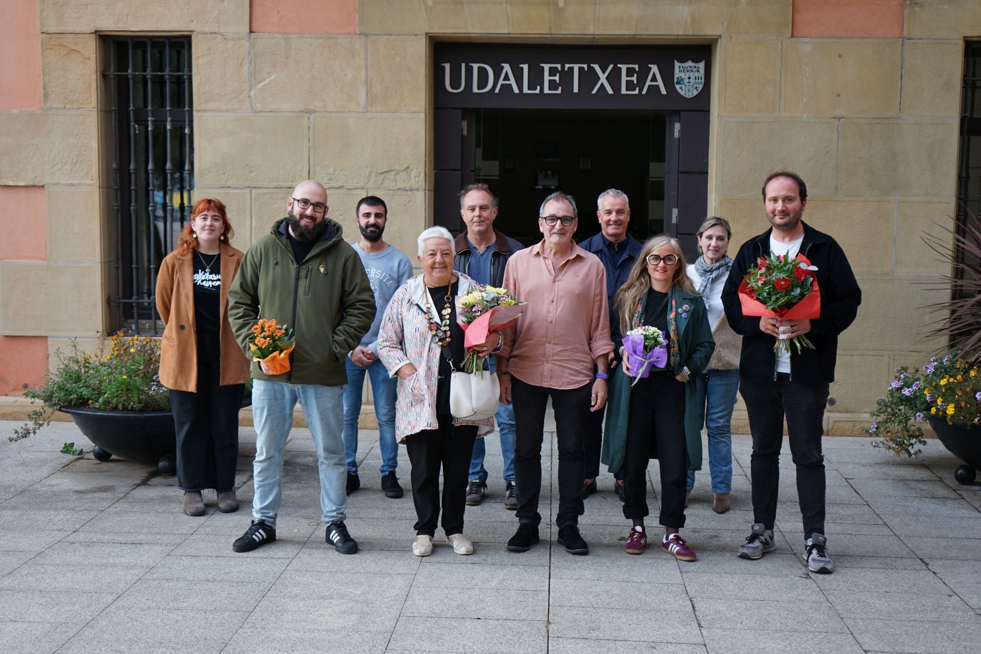 Los nuevos concejales y los salientes junto con el alcalde y el resto de ediles de EH Bildu.