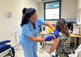 Una enfermera inyecta el vial a una paciente.