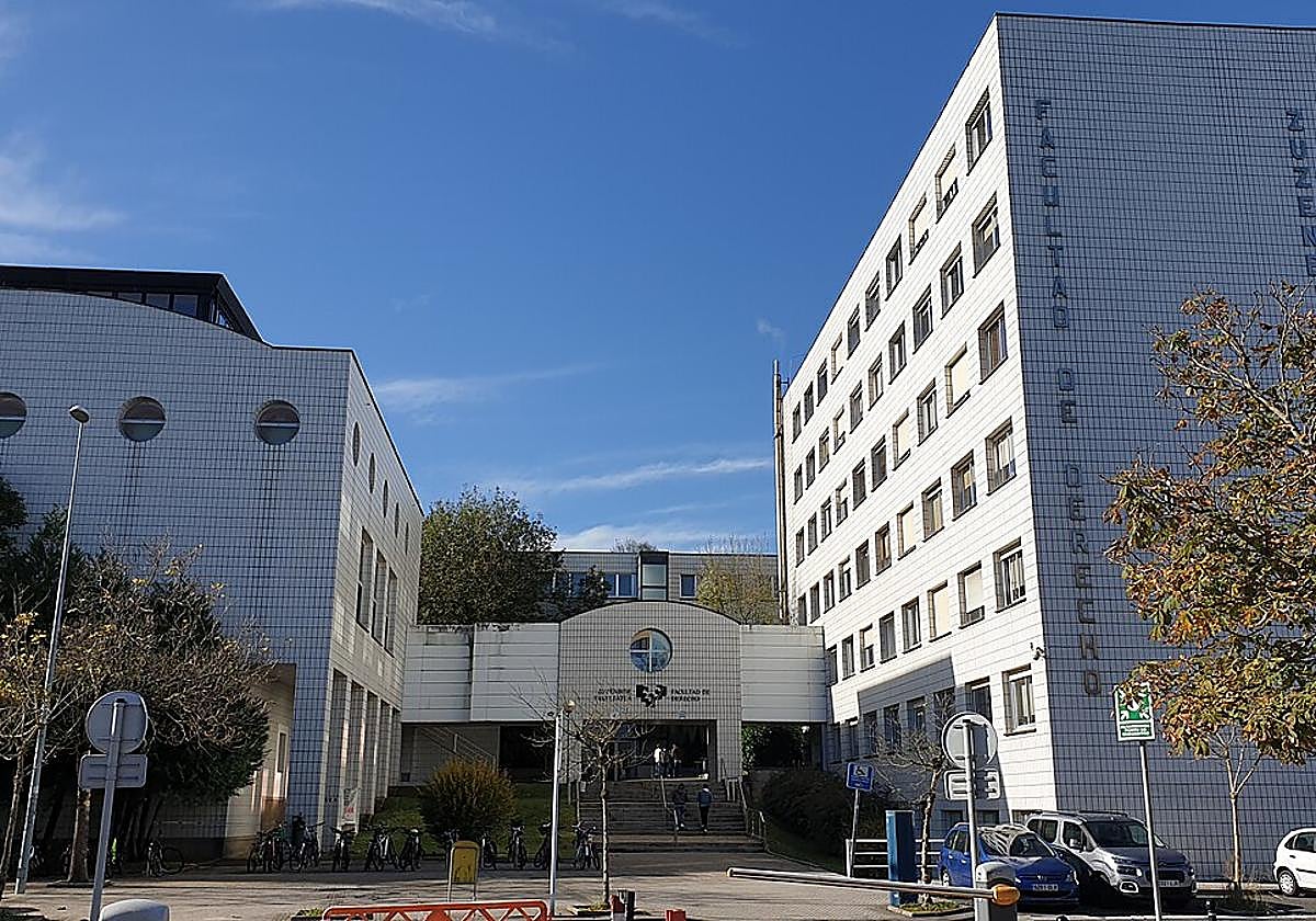 Imagen de la entrada de la Facultad de Derecho de San Sebastián.