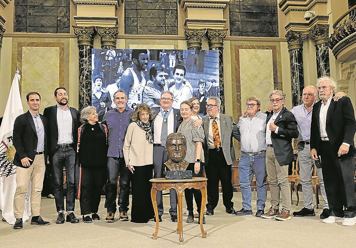 El Salón de Plenos del consistorio acogió ayer un acto institucional con motivo del 50 aniversario del Askatuak de baloncesto, en el que se rindió homenaje a personas que han sido importantes en la historia del club. Andoni Huegun y Berta Springer recibieron la insignia de oro y brillantes y José María Zumalde, Rafael Albistur y Ramón Urain, la de oro.