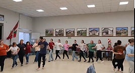 Tandileko euskal etxeko dantza taldeko dantzariak entsegu batetan.