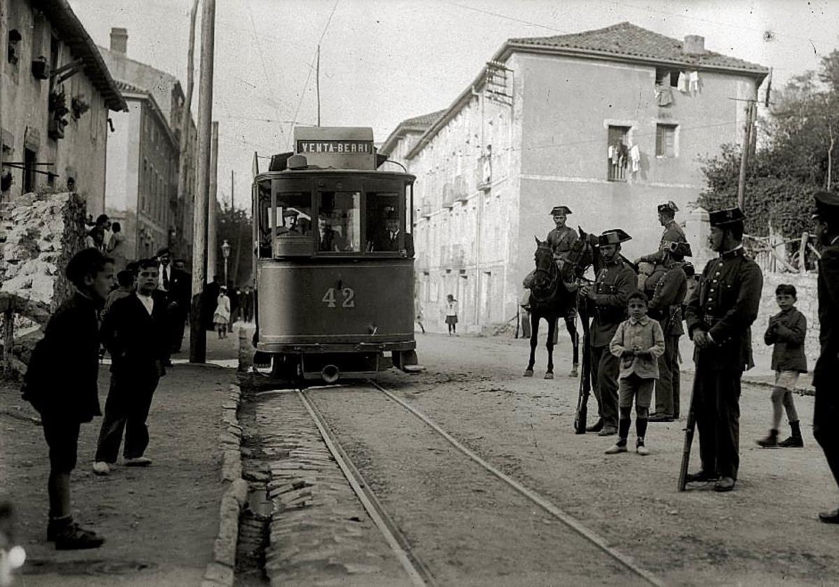 El tranvía eléctrico por las calles del Antiguo.