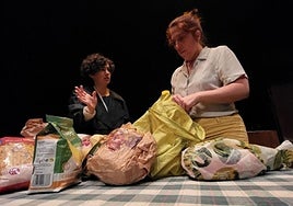 Dos de las protagonistas durante la representación.