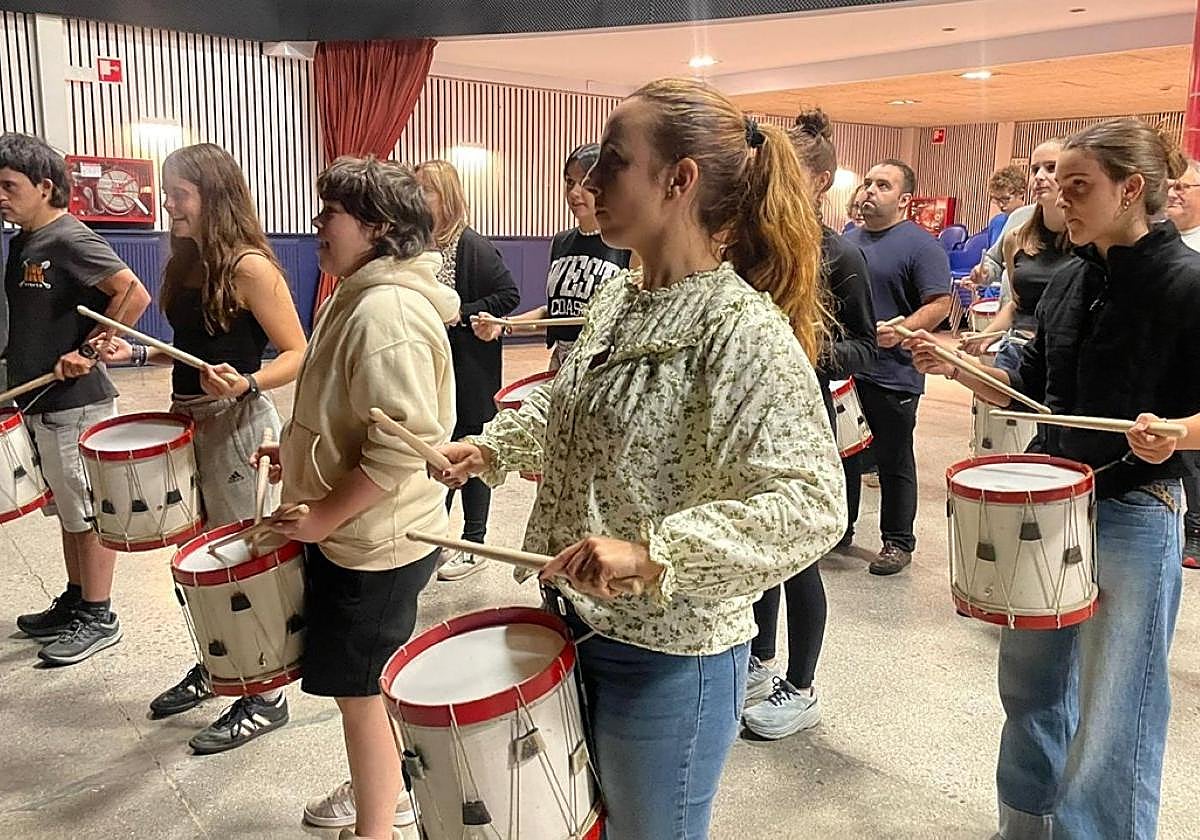 Concentración de las y los participantes en la tamborrada en uno de los últimos ensayos en Espaloia.