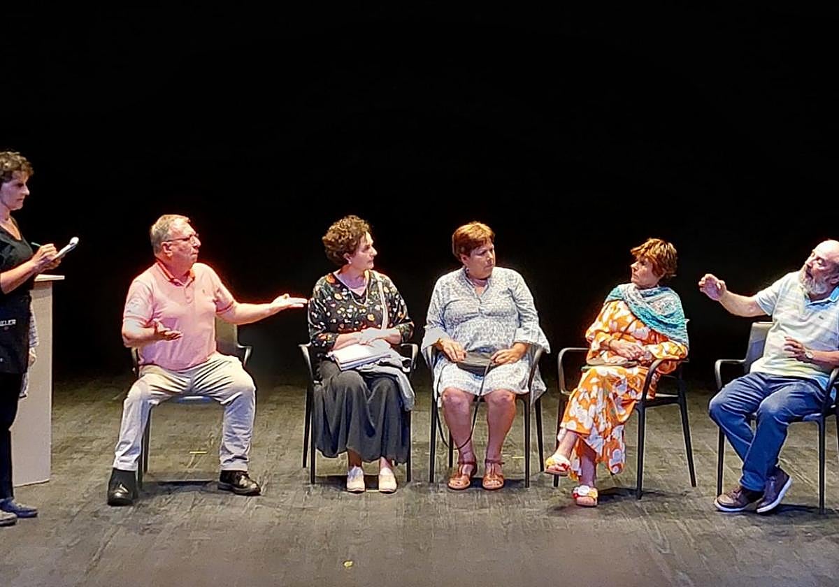 Los actores del grupo oiartzuarra Txinalka durante la representación de 'Gaizki ulertuak'.