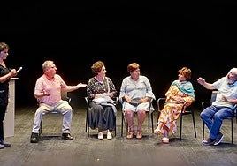 Los actores del grupo oiartzuarra Txinalka durante la representación de 'Gaizki ulertuak'.