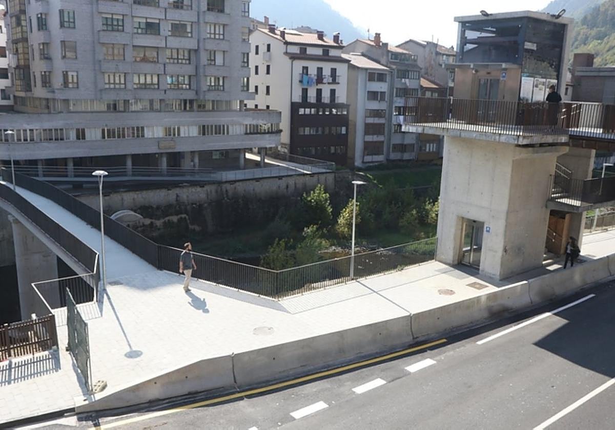 Un hombre camina por el nuevo puente el día de su apertura.