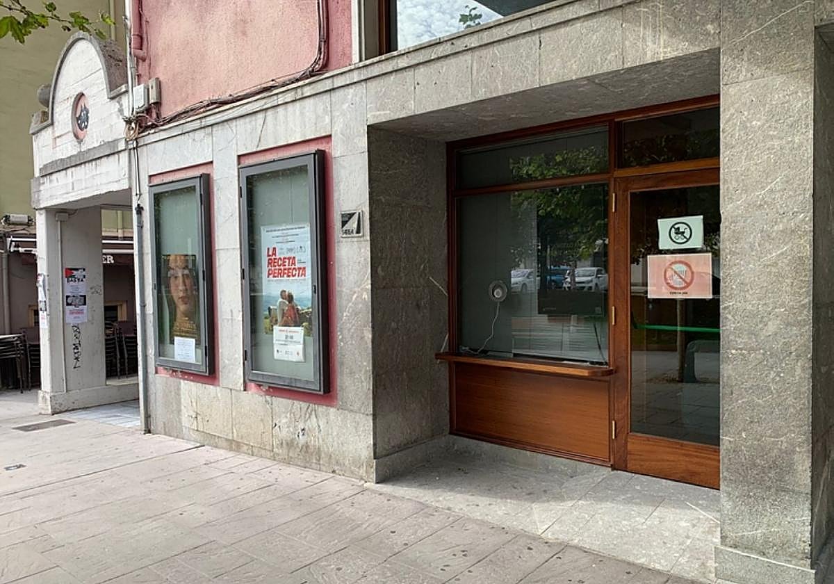 Vista de las carteleras y de la zona de taquilla del Herriko Antzokia.