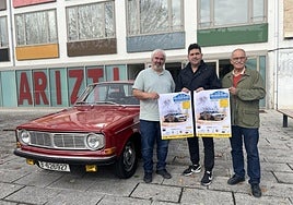Iñigo Cuesta, Mikel Serrano y Xabier Arzamendi en la presentación, con uno de los clásicos participantes.