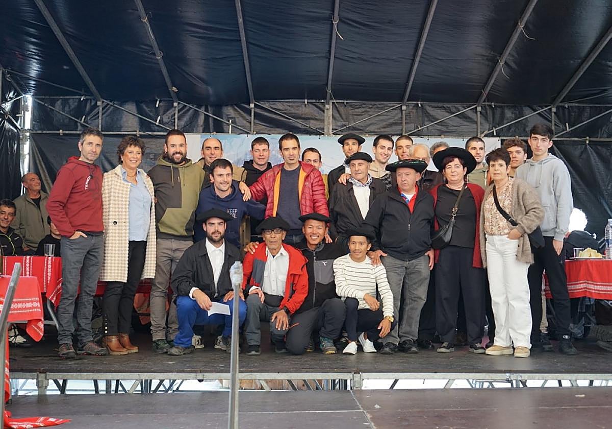 Pasa den urteko mondeju lehiaketako irabazle eta protagonistak, plazan ospatutako sari banaketan.